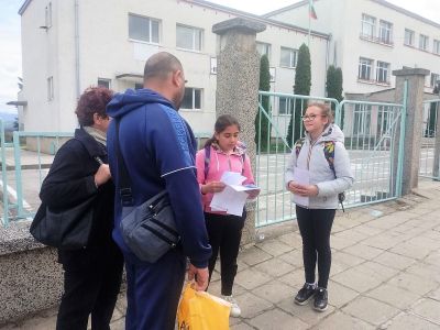 Петокласниците от Първо училище в кампания за борба с пластмасовите отпадъци - 1 ОУ Никола Й. Вапцаров - Берковица